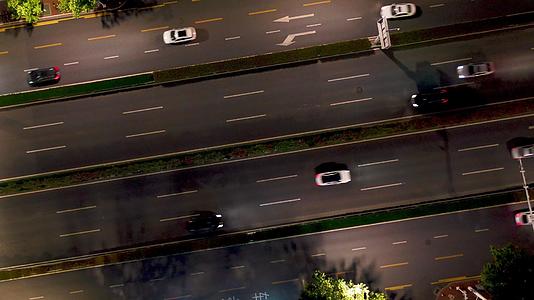航拍深夜的城市街道和交通视频的预览图