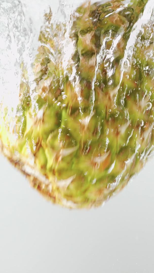 新鲜菠萝菠萝落入水中视频的预览图