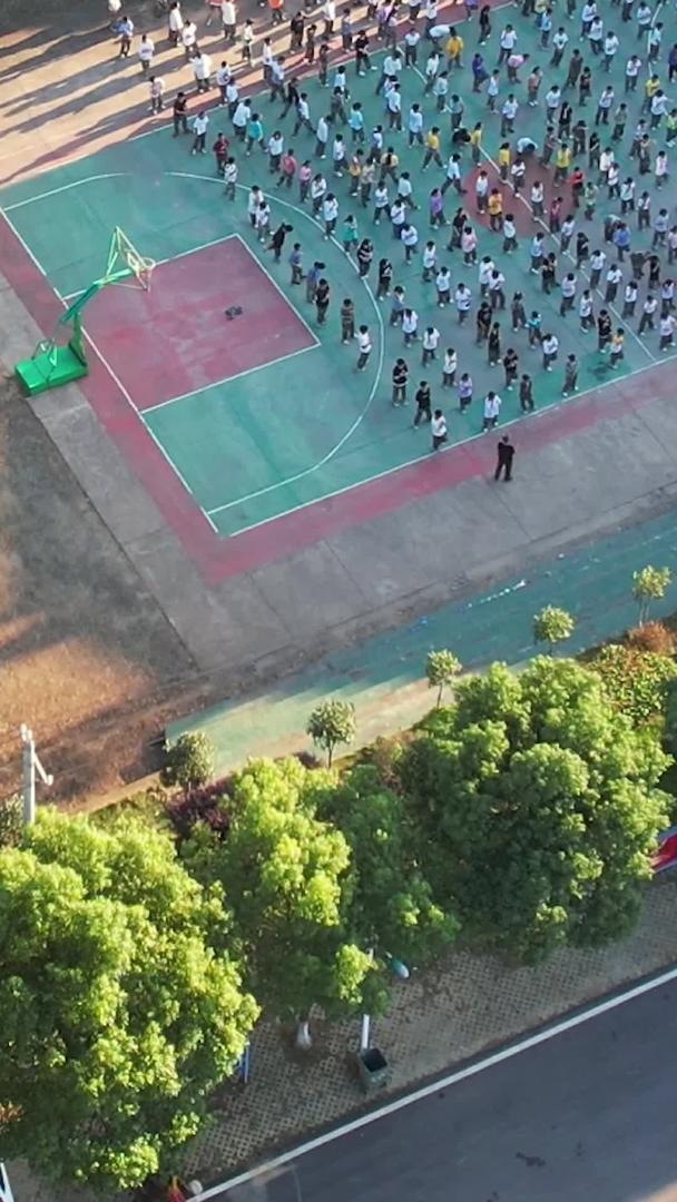 空中城市学校校园操场上学生课间运动锻炼材料视频的预览图