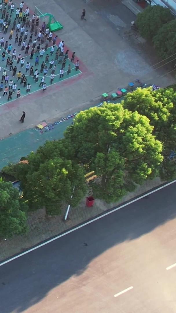 空中城市学校校园操场上学生课间运动锻炼材料视频的预览图