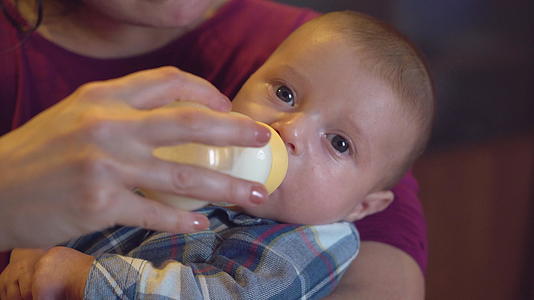 宝宝喝奶视频的预览图