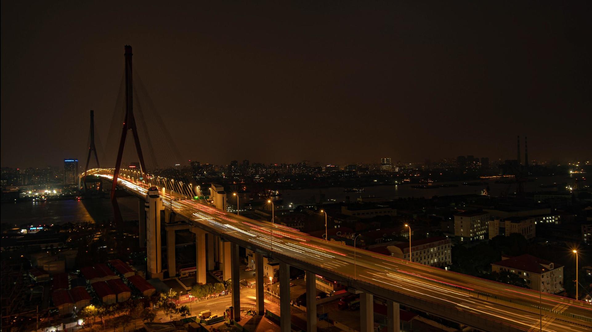 8k杨浦大桥上海城市地标交通车流轨迹夜景延时摄影视频的预览图