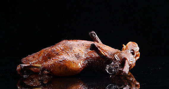 4K烤鸭鸭肉北京烤鸭美食肉类视频的预览图