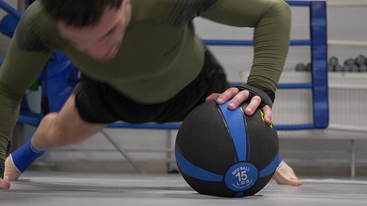 健身男子在健身房训练推高运动和球视频的预览图