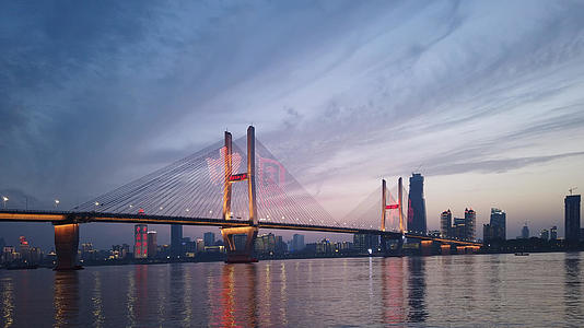 延时摄影日转夜风光城市武汉长江二桥灯光秀夜景视频的预览图