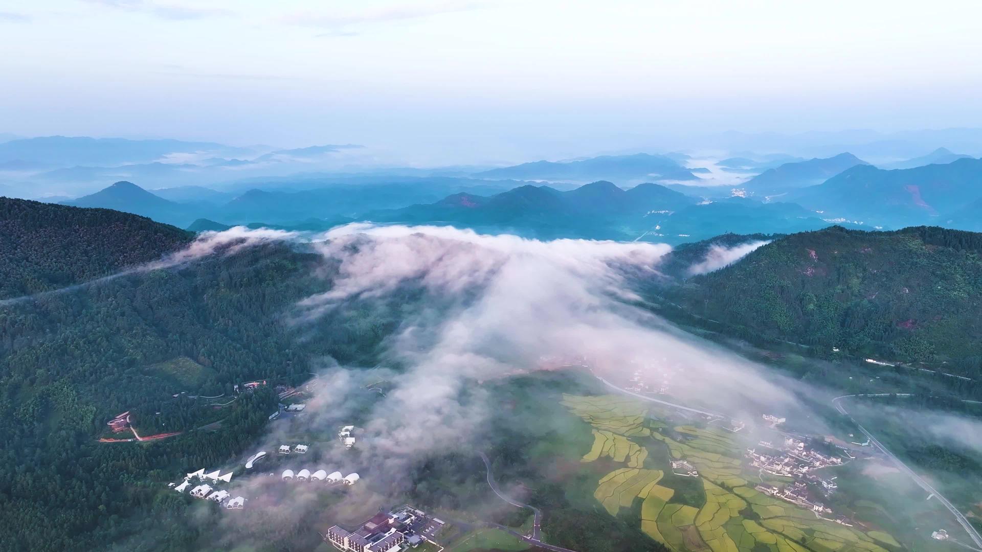 4K航拍高山云海农田乡村美景山村视频的预览图