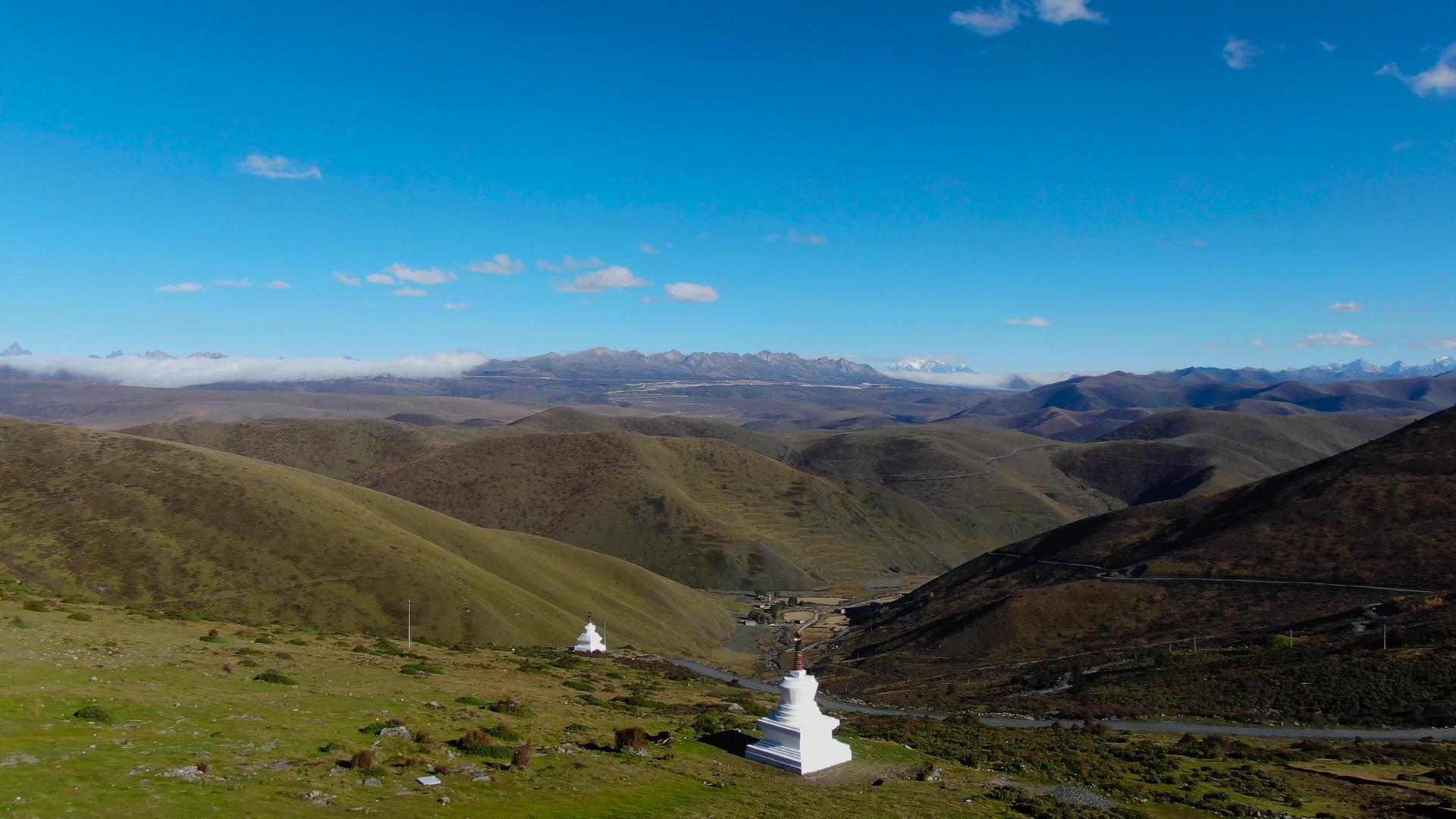 航拍四川甘孜藏族自治州群山山脉山峰高原风光视频视频的预览图