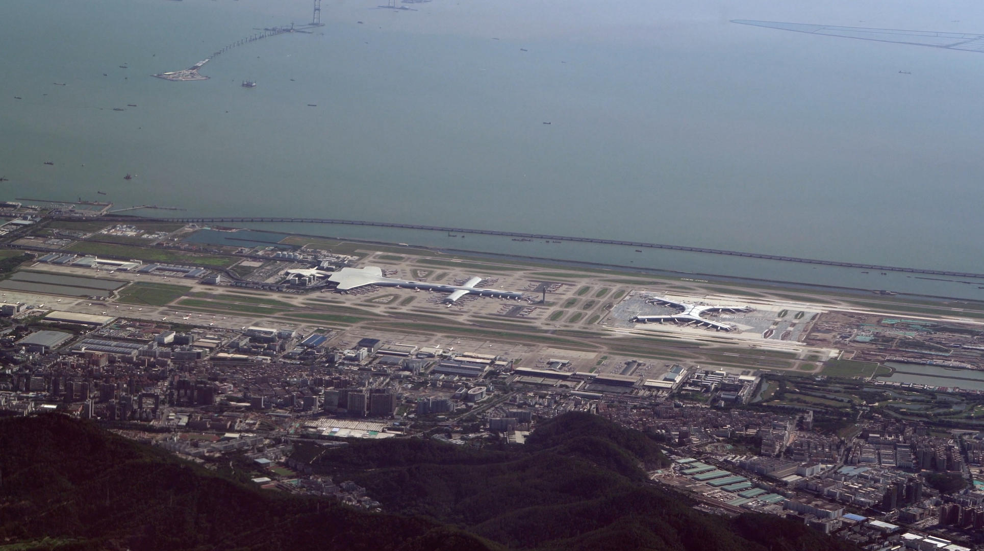 4K航拍深圳宝安国际机场视频的预览图