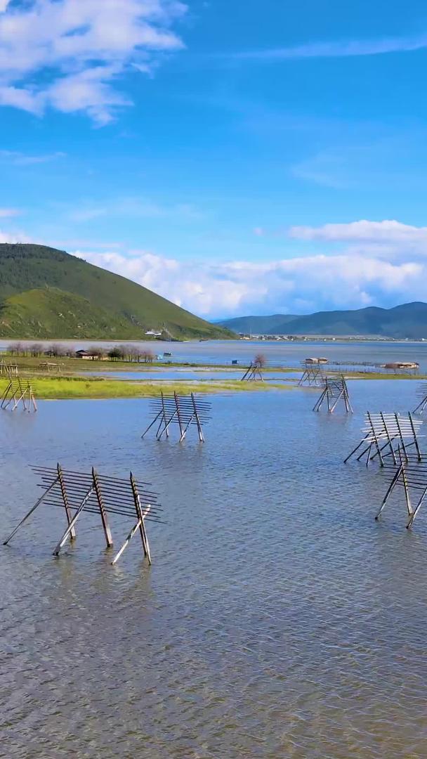 香格里拉纳帕海依航拍草原湖泊风景视频的预览图