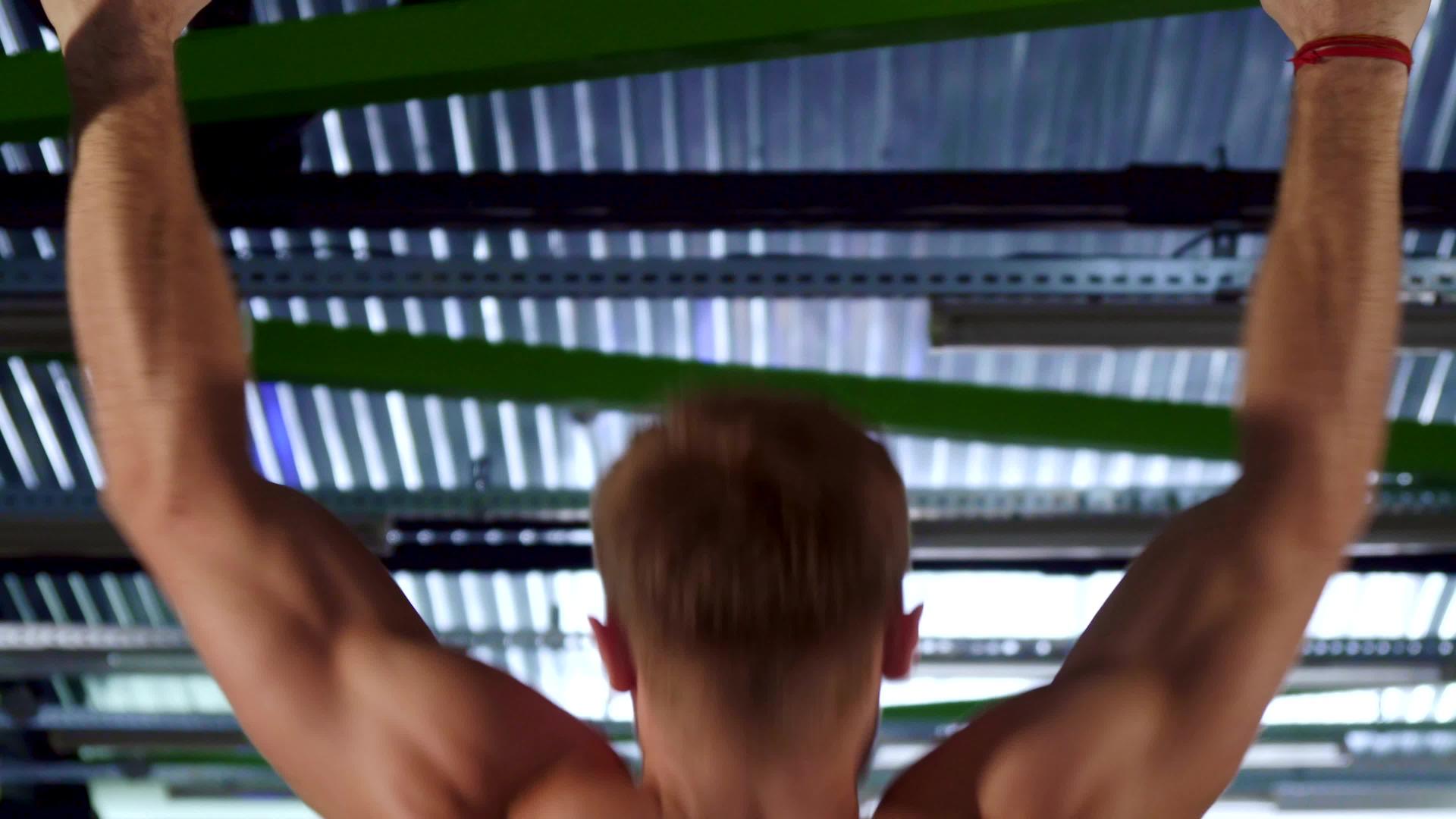 男人们在健身房里拉自己视频的预览图