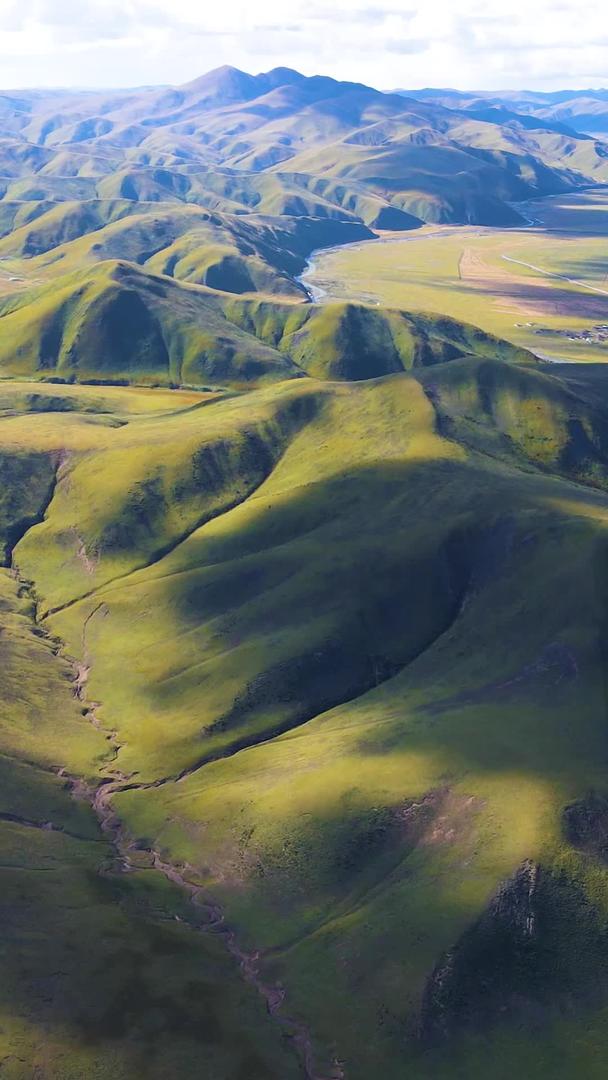 阿坝色达草原高原航拍风景视频的预览图