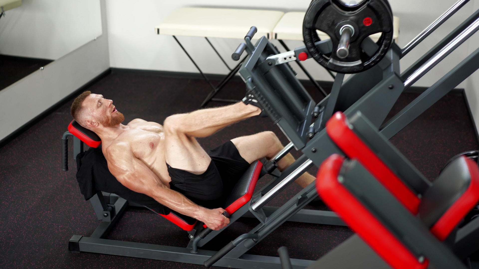 健身房男子腿部压力机训练重量训练腿部肌肉视频的预览图