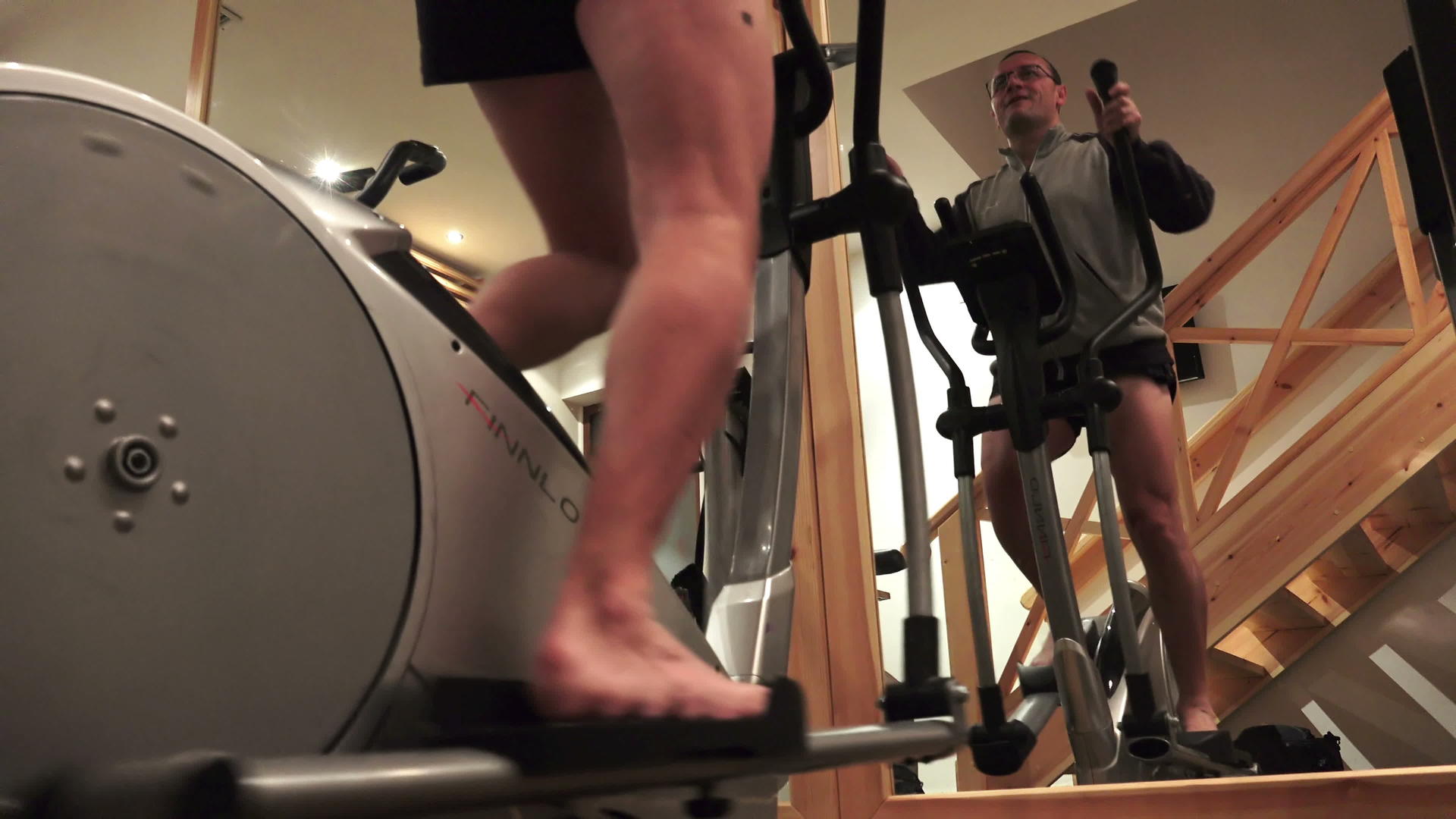 男子在健身房骑自行车40岁40岁k视频的预览图