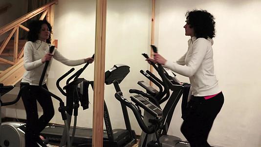 女人在健身房骑自行车40岁40岁k视频的预览图