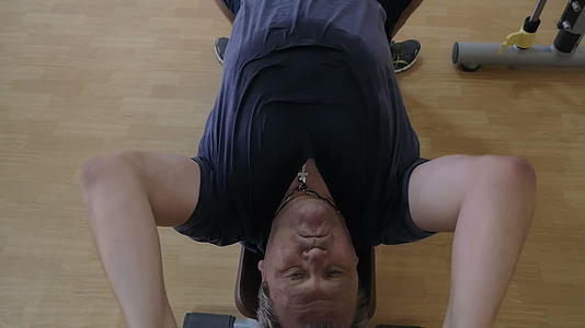 男人在健身房锻炼体操视频的预览图