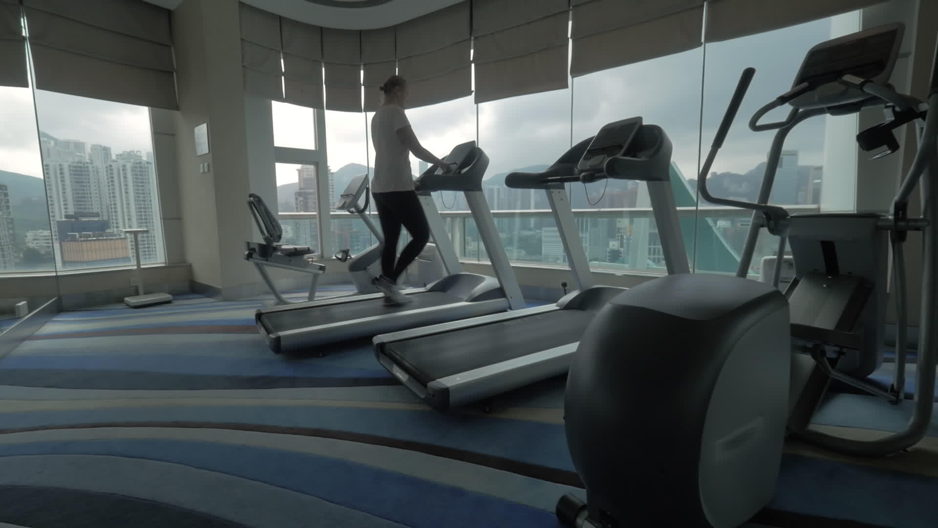 女性在健身房的运动场锻炼视频的预览图