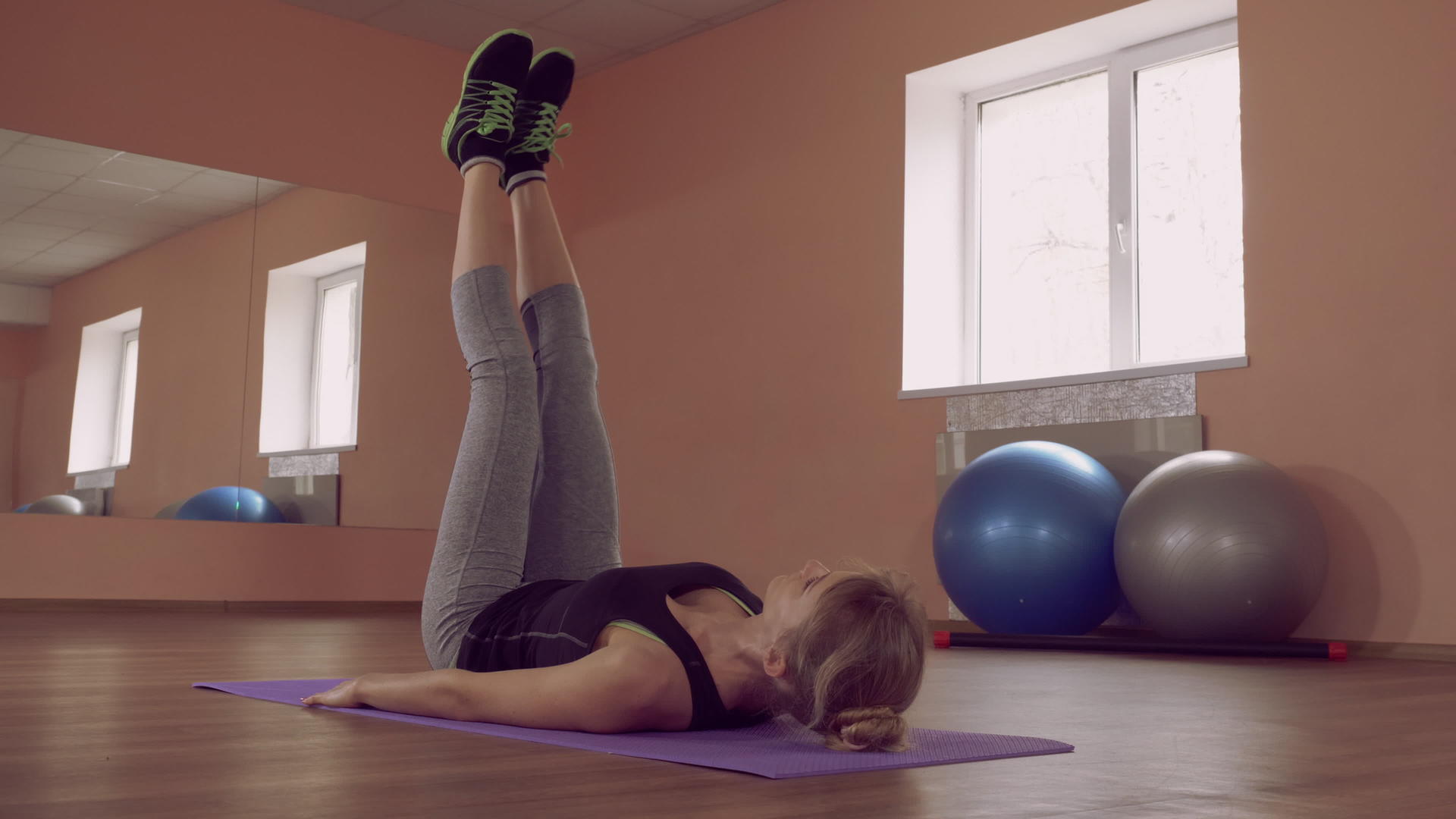 女性在瑜伽教室锻炼视频的预览图
