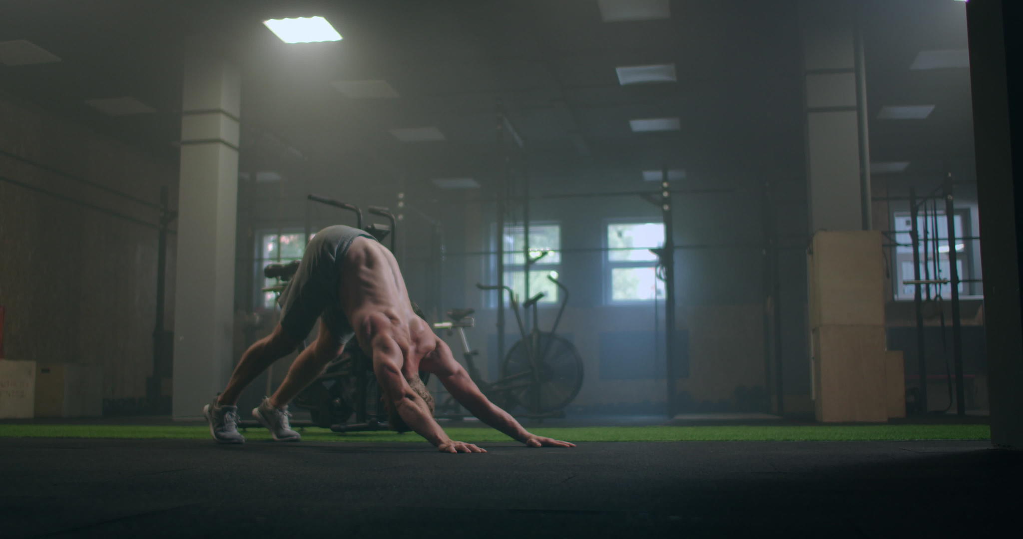 男人在健身房做俯卧撑视频的预览图
