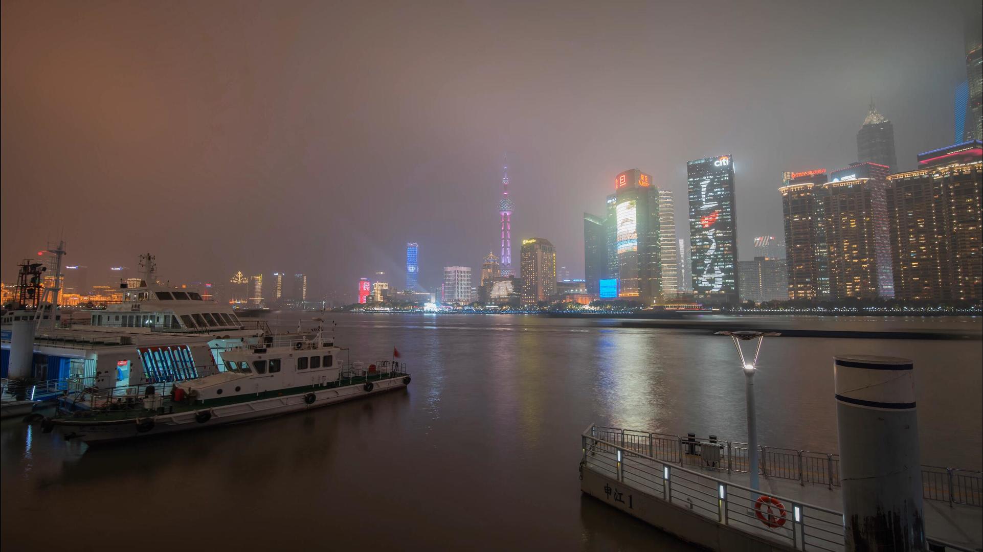 8k大雾天气上海外滩黄浦江船只交通夜景延时摄影视频的预览图