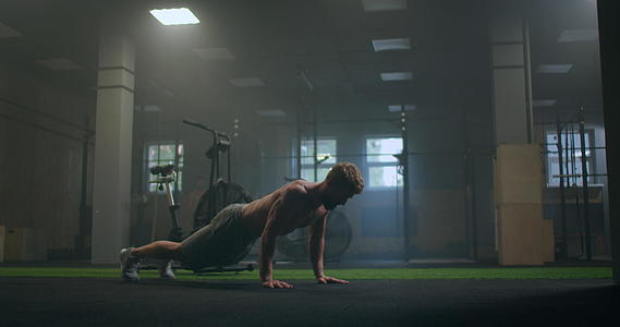 男人在健身房做俯卧撑视频的预览图