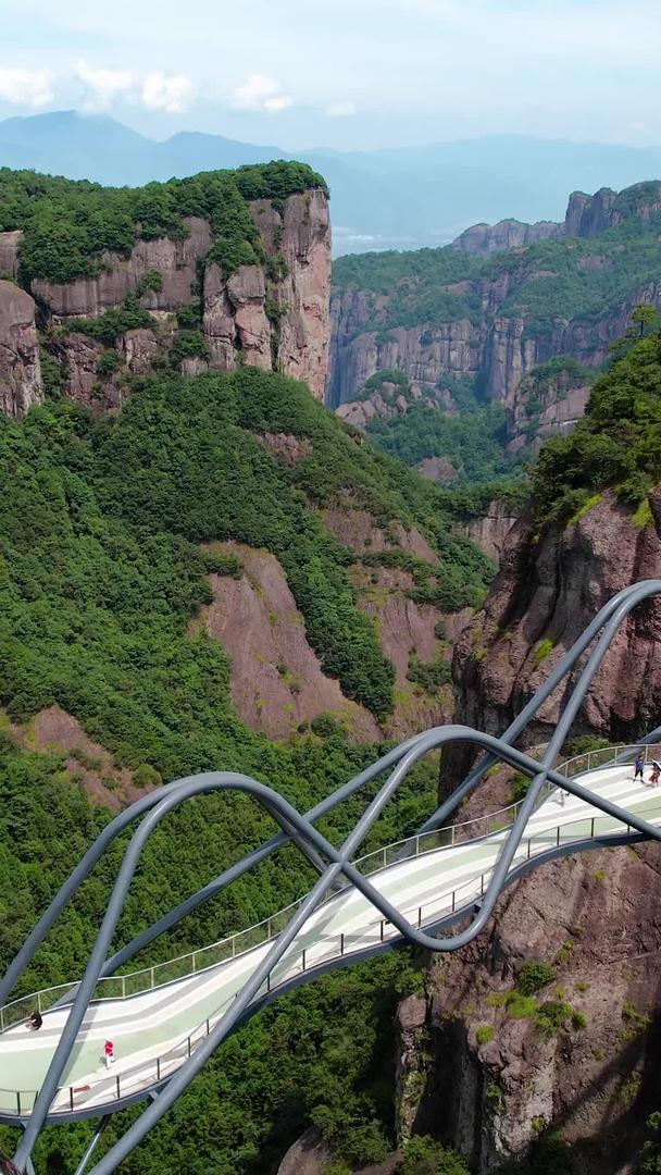 浙江神仙卧龙桥航拍5A山峦自然风光视频视频的预览图