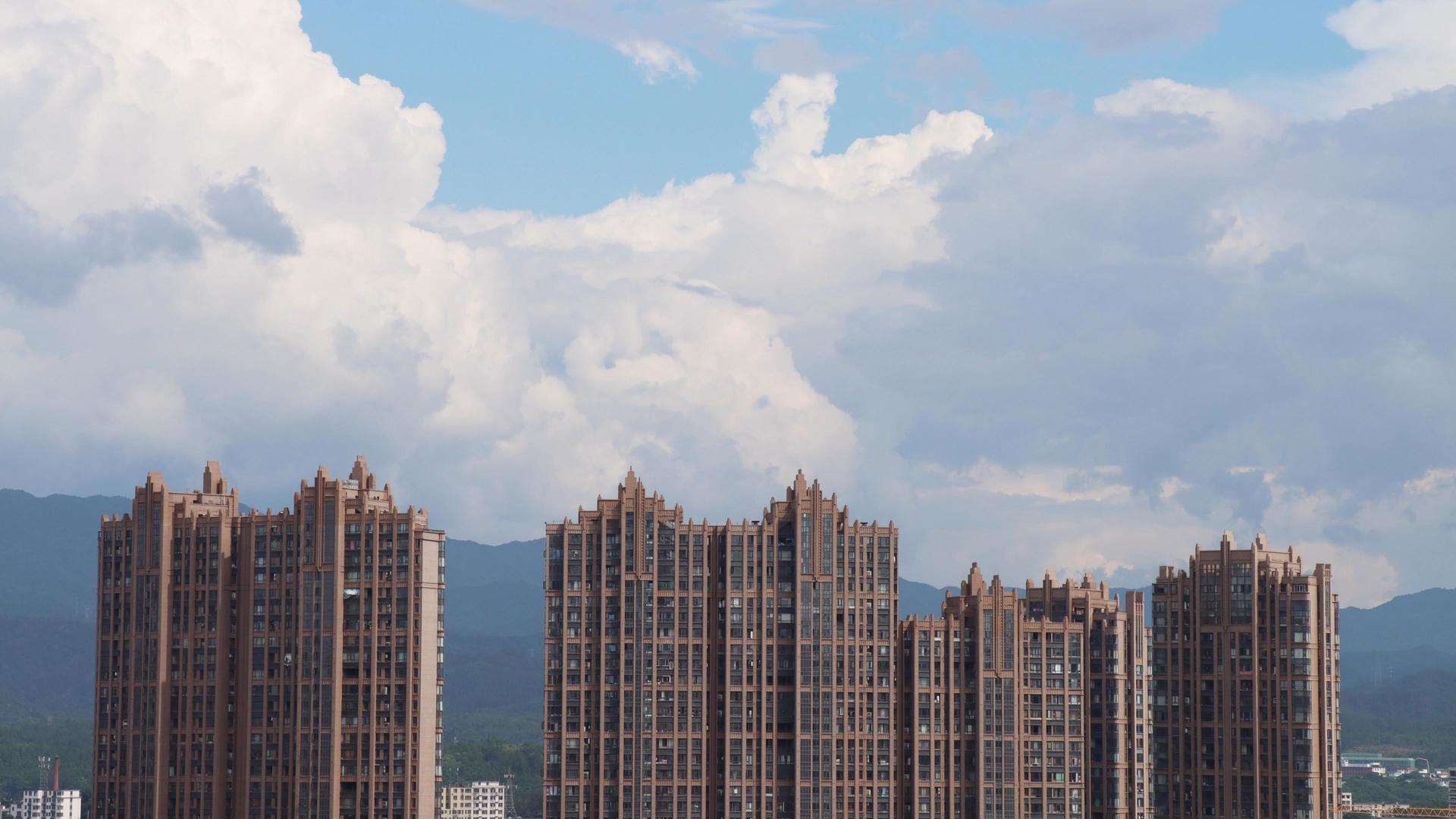 4K蓝天白云城市小区高楼延时摄影视频的预览图