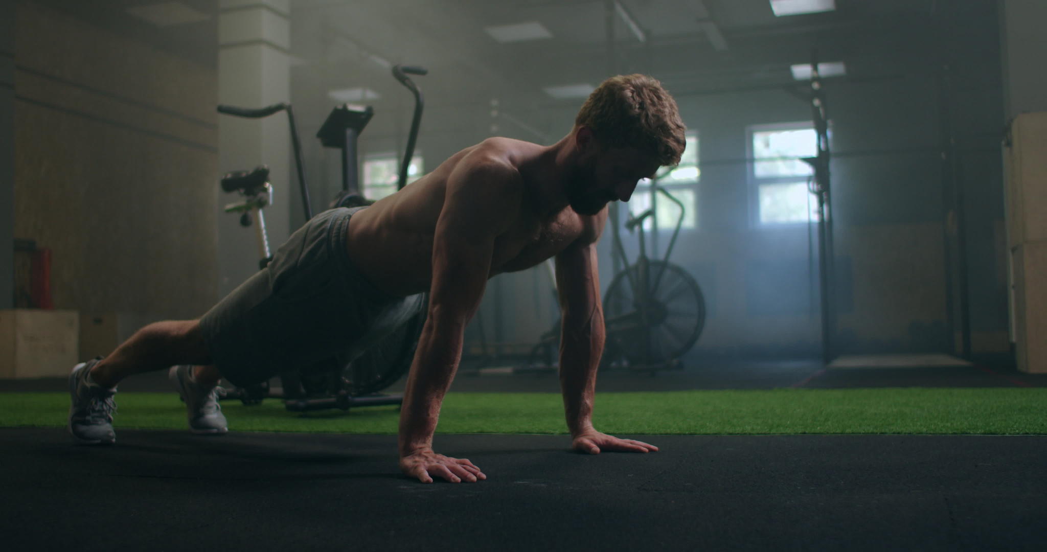一个强壮的男人尽力从地板上做俯卧撑一个精力充沛的男人在健身房做俯卧撑视频的预览图