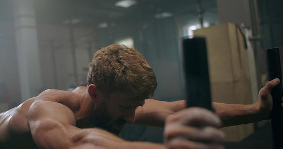 男性运动员在健身房锻炼视频的预览图