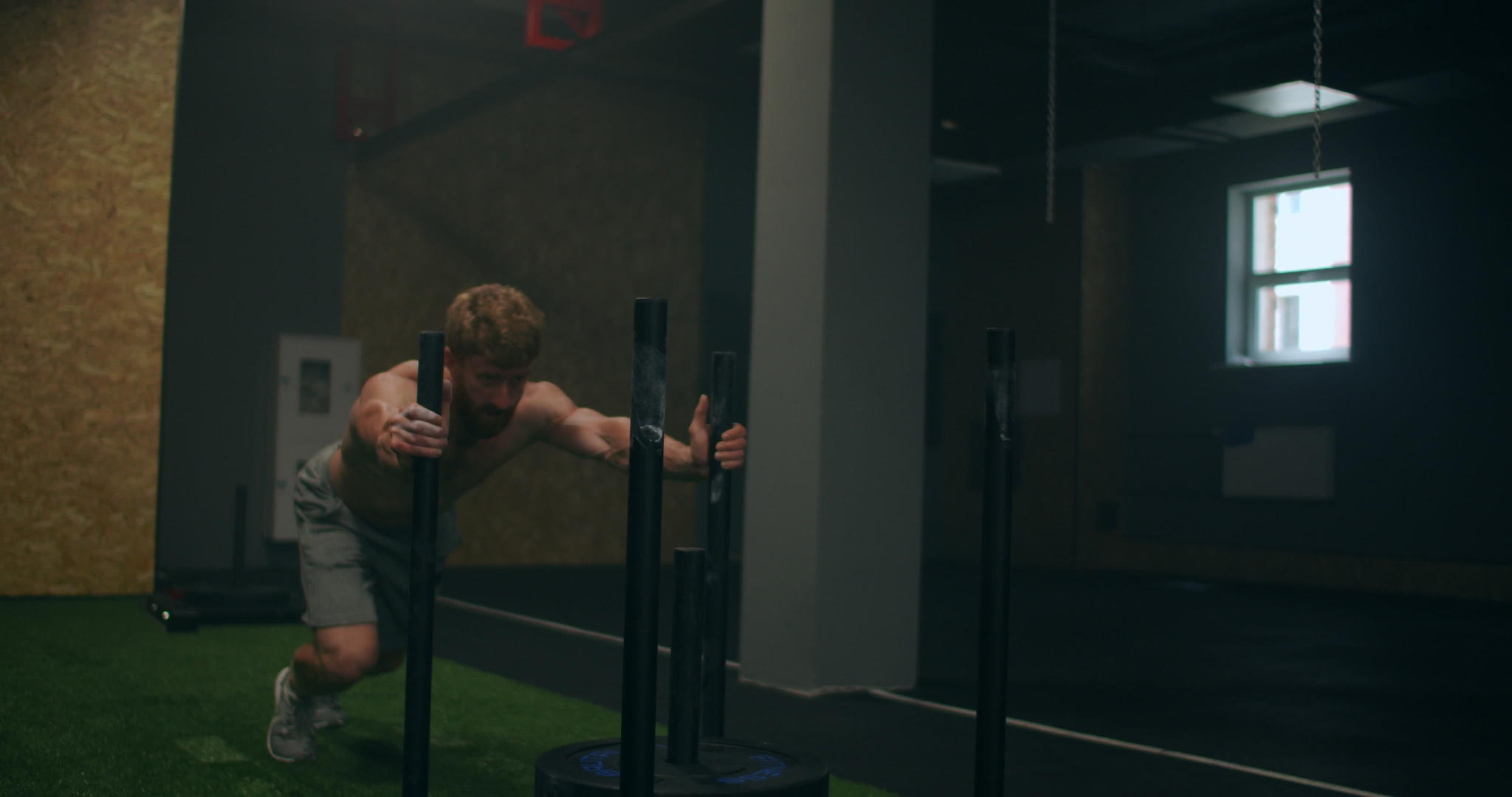 肌肉男在健身房推雪橇视频的预览图