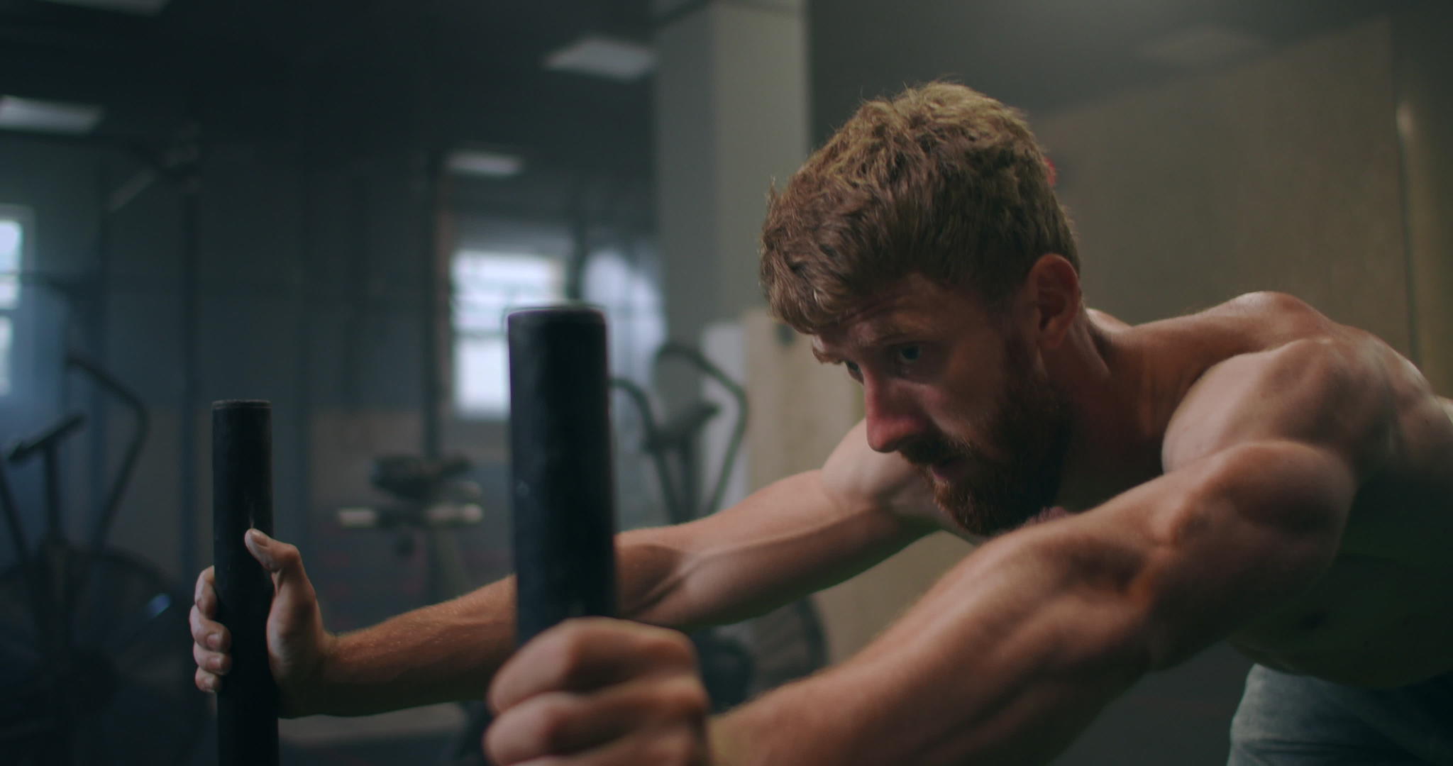 男运动员在健身房锻炼视频的预览图