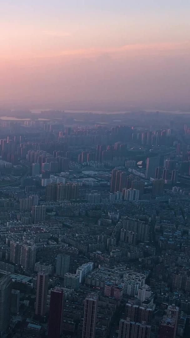 武汉城市建筑群在日落时夕的日落下视频的预览图