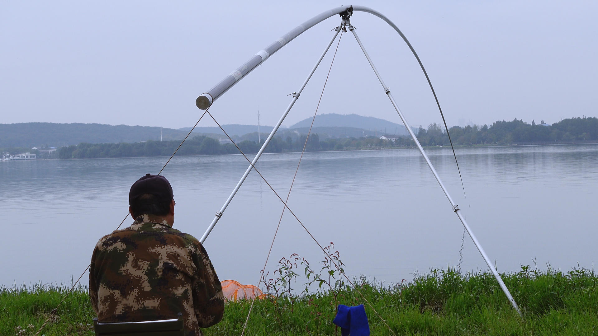 湖边垂钓的钓鱼爱好者4k休闲娱乐素材视频的预览图
