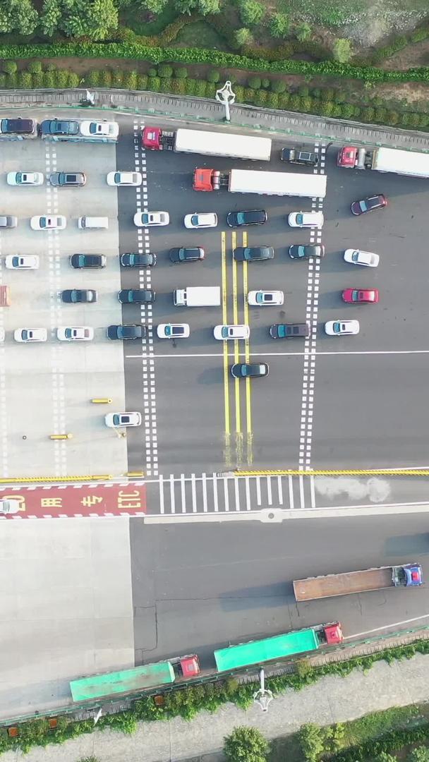 高速公路航拍收费站和拥挤的车辆视频的预览图