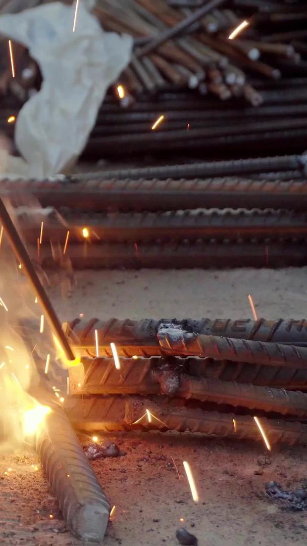 现场电焊工焊接钢筋视频素材视频的预览图