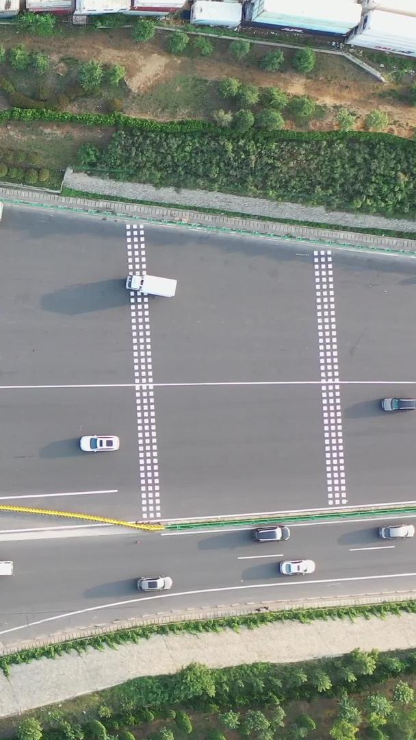 高速公路航拍收费站和拥挤的车辆视频的预览图