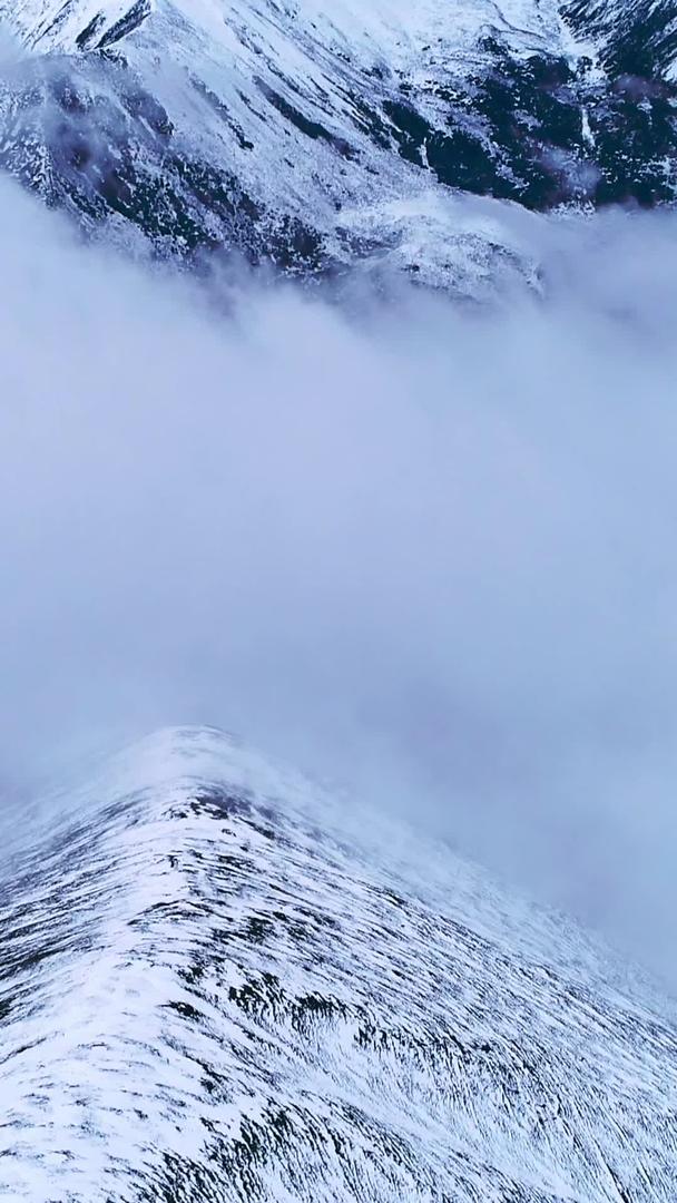 航空无人机穿越云层拍摄视频的预览图