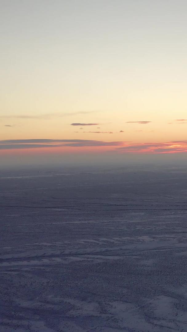 新疆冬季雪原日落金黄色航拍视频的预览图