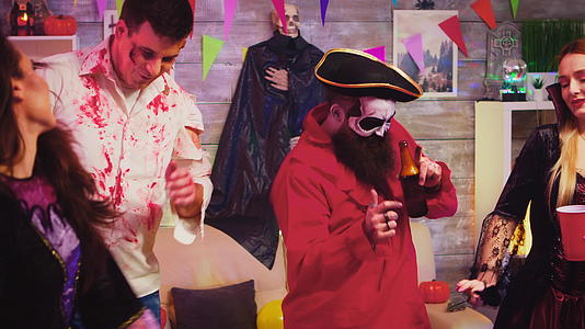 不同的有趣和可怕的角色在疯狂的万圣节派对装饰房间视频的预览图