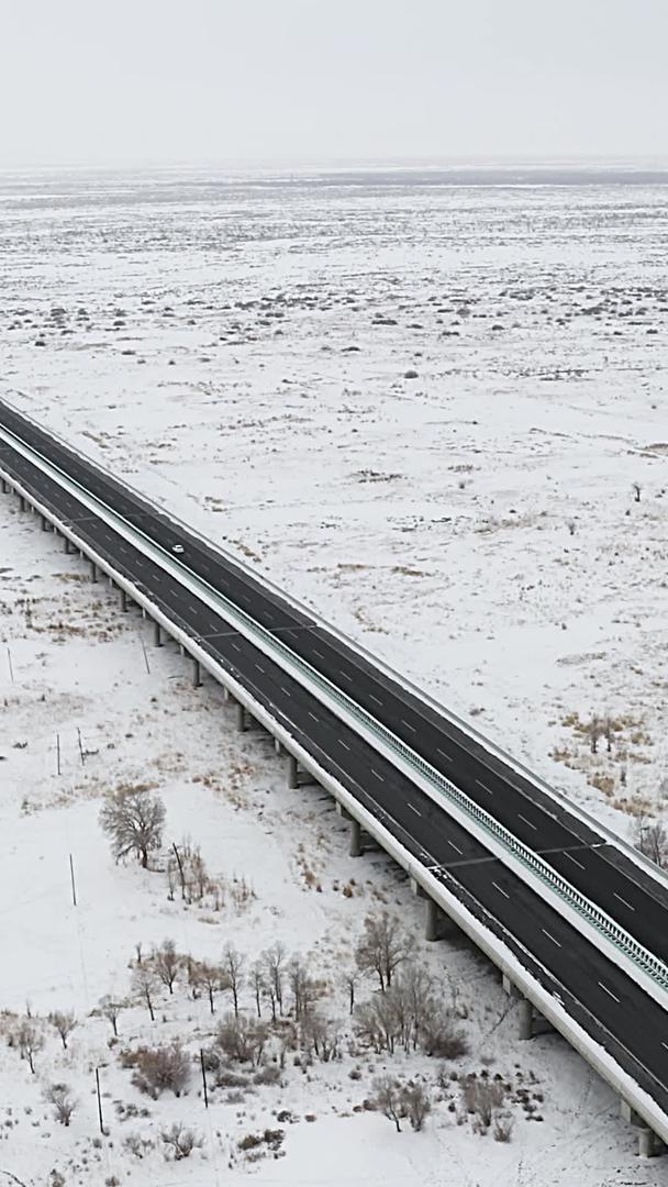 新疆冬季高速公路交通运输视频的预览图