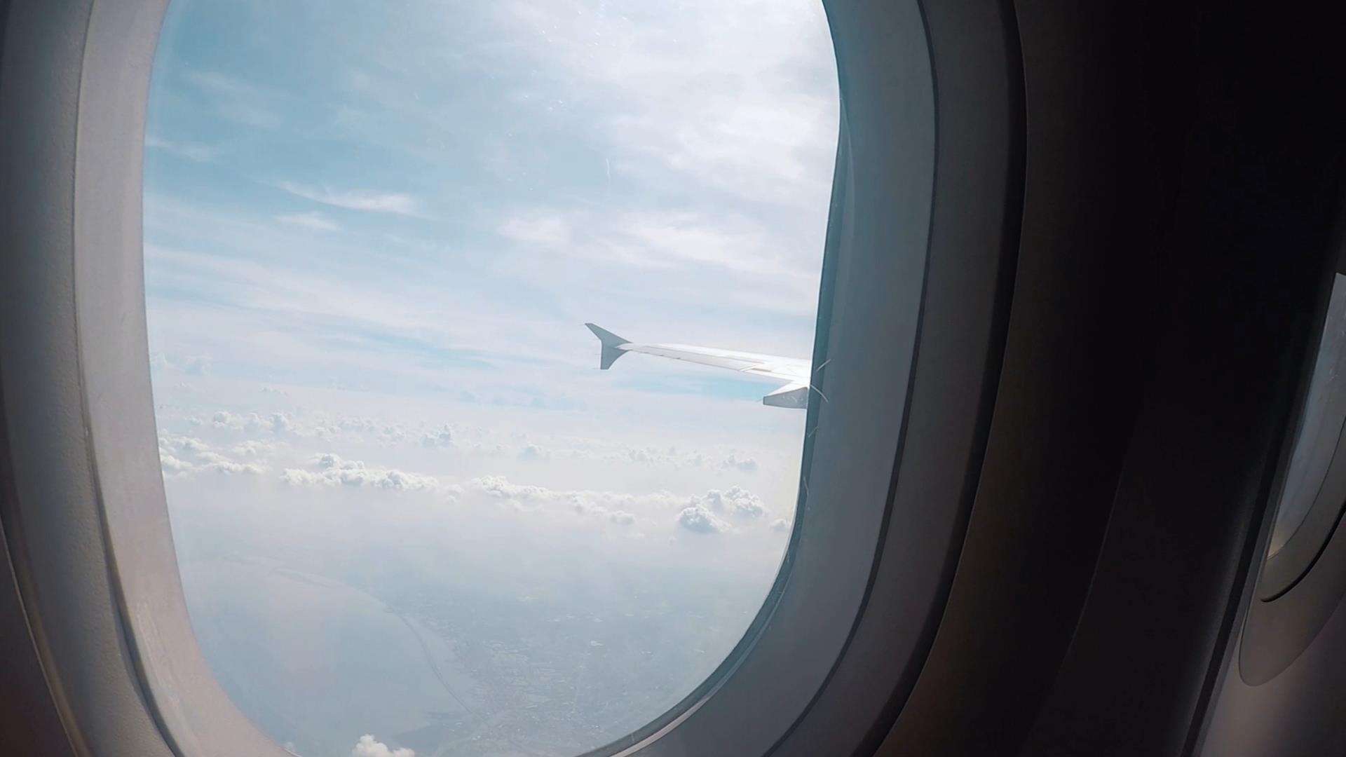 4K飞机窗外云海景色视频的预览图