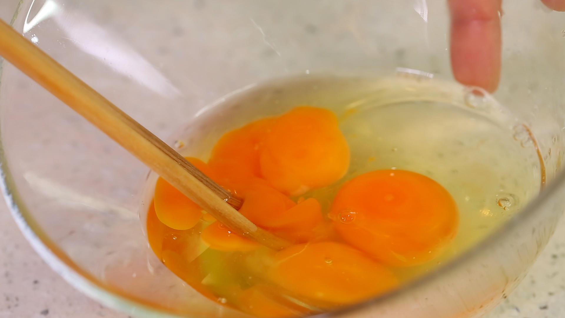 实拍搅拌鸡蛋视频视频的预览图