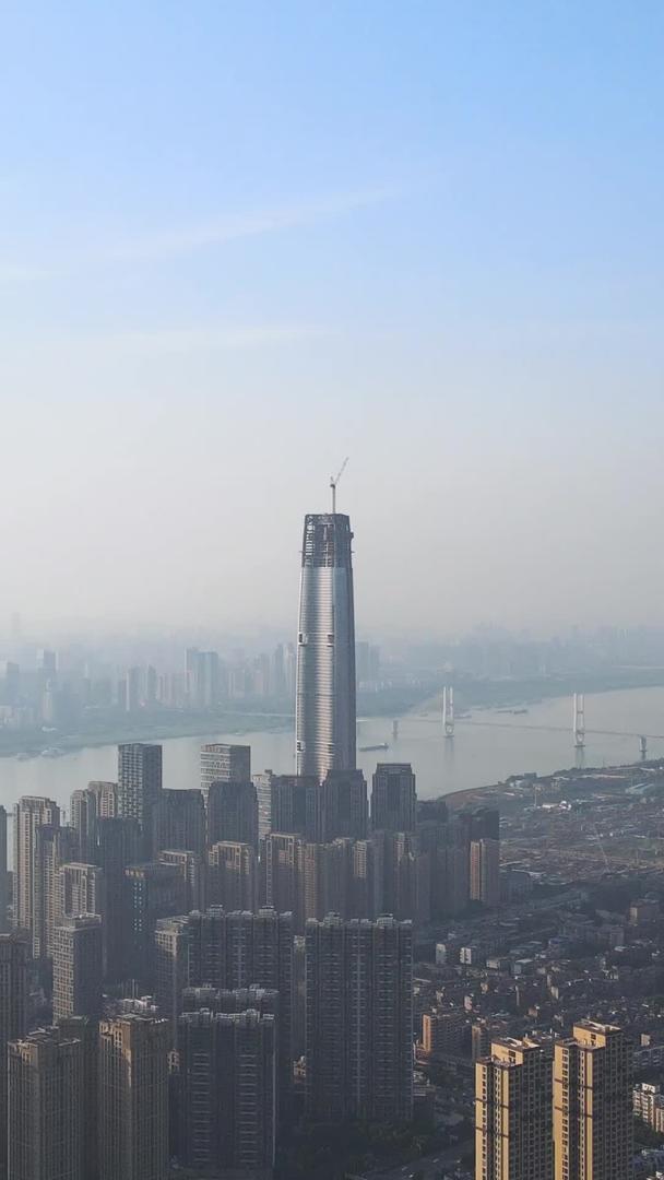 航拍城市风景长江江景城市天际线最高商务金融中心写字楼地标建筑城市建设材料视频的预览图