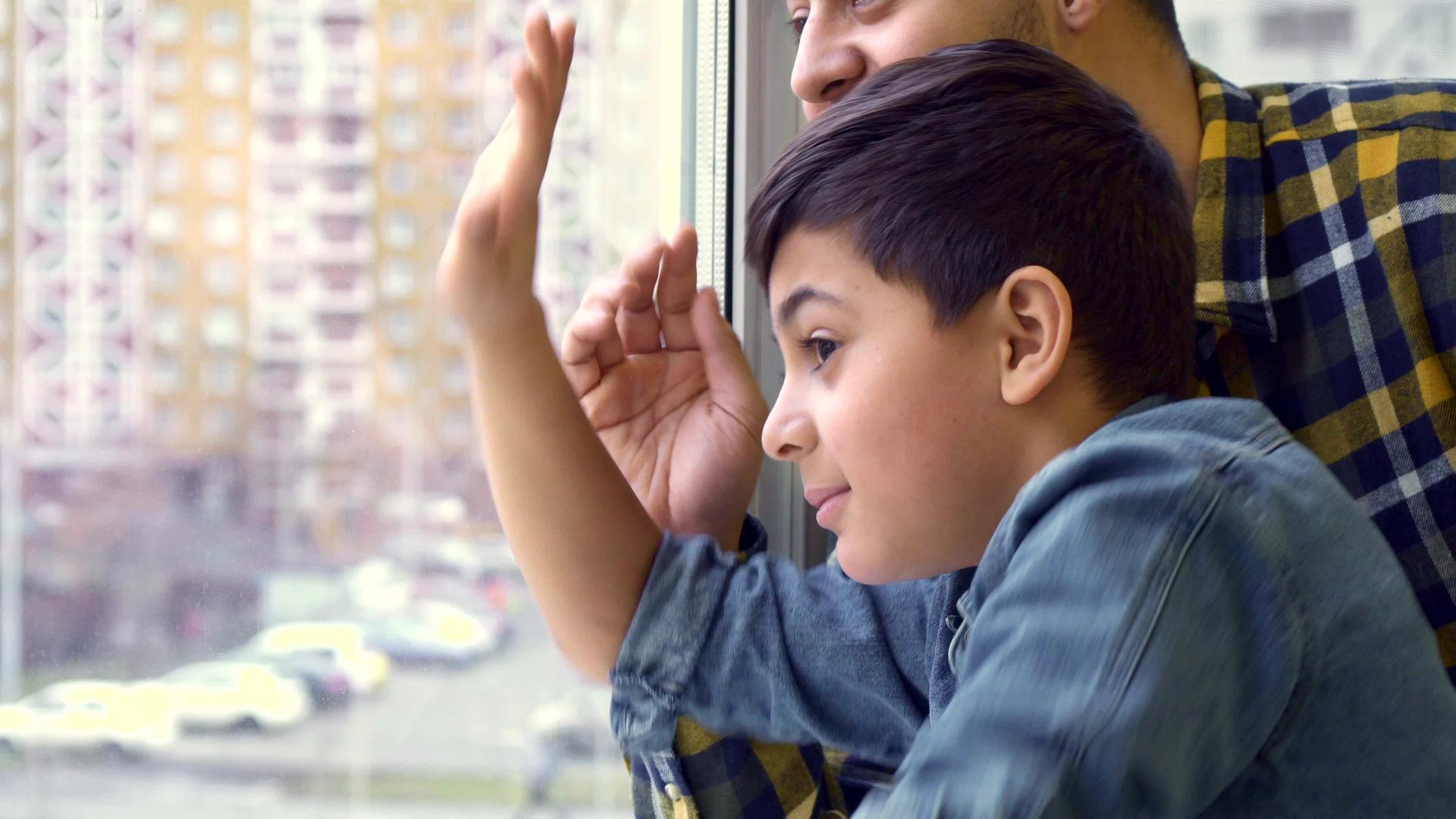 男孩和他的父亲从窗外挥手视频的预览图