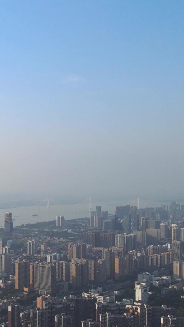 航拍城市风景长江江景城市天际线最高商务金融中心写字楼地标建筑城市建设材料视频的预览图