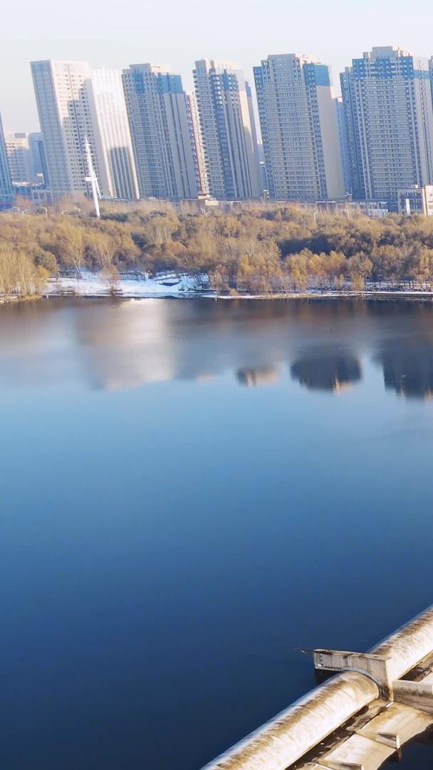 沈阳盛京冬季大气航拍浑河城市雪景视频的预览图