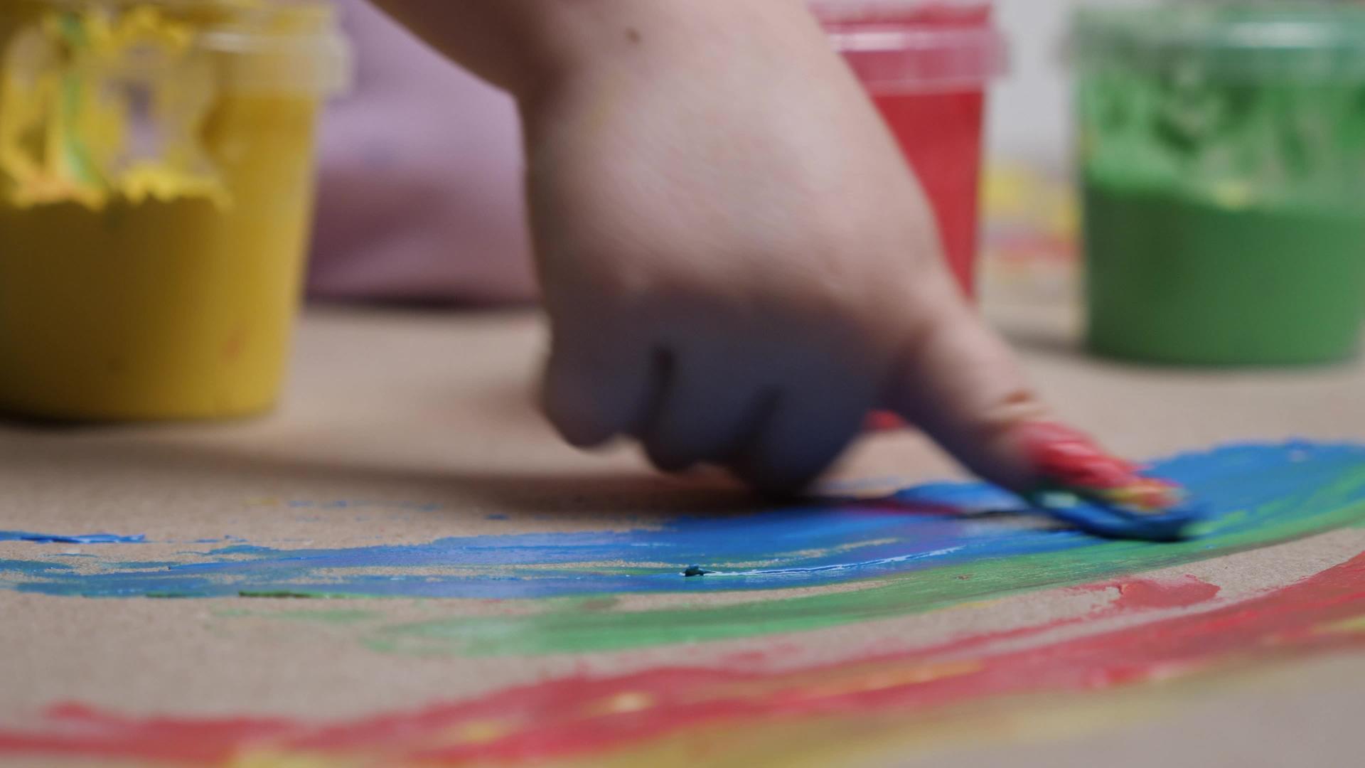 感官游戏儿童手指油漆罐儿童学习颜色中风视频的预览图