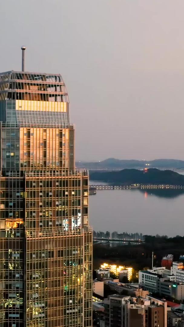武汉东湖航拍全景及湖滨建筑视频的预览图