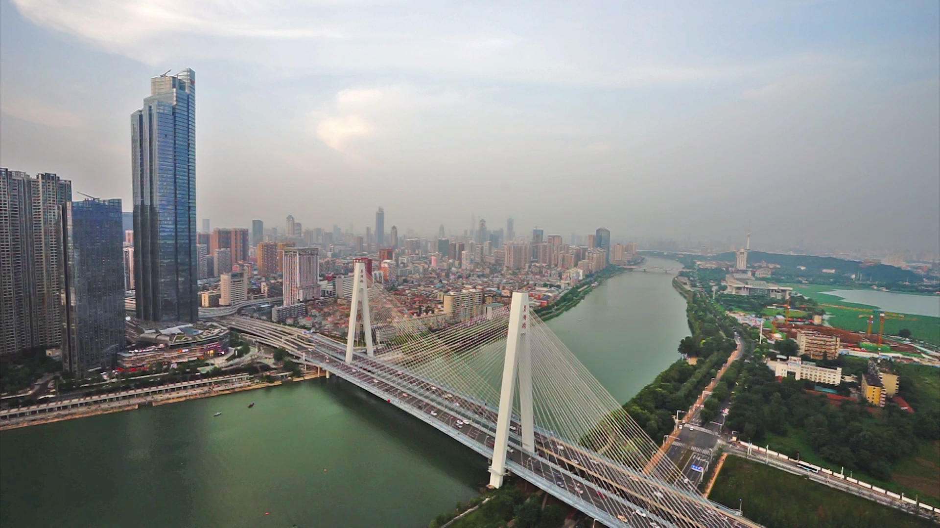 武汉汉江两岸风光和月湖桥交通4K视频视频的预览图