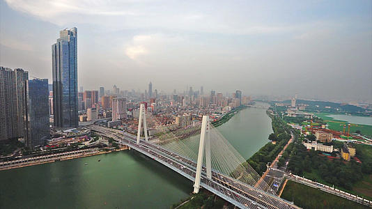 武汉汉江两岸风光和月湖桥交通4K视频视频的预览图