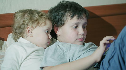 两个孩子玩平板电脑视频的预览图